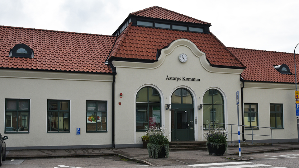 En vit byggnad med skylten Åstorps kommun.