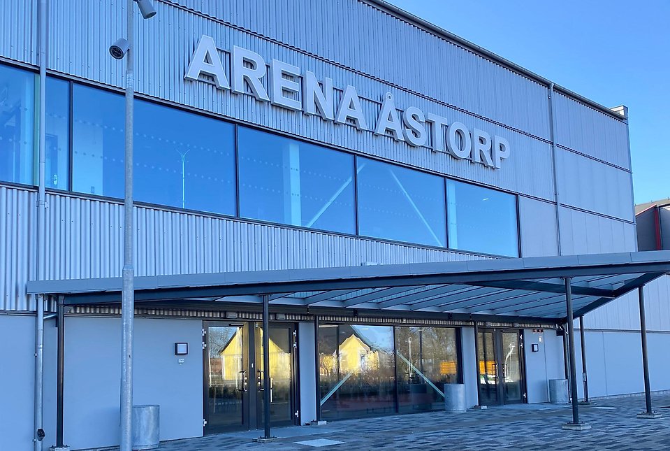 Entrén till Arena Åstorp med blå himmel i bakgrunden.