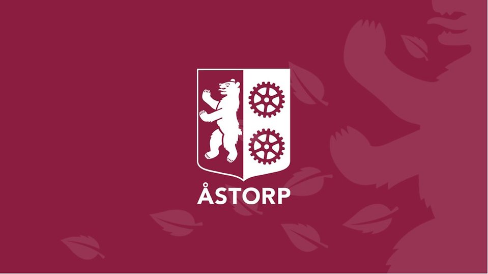 Åstorps kommuns logotyp med vinröd bakgrund.