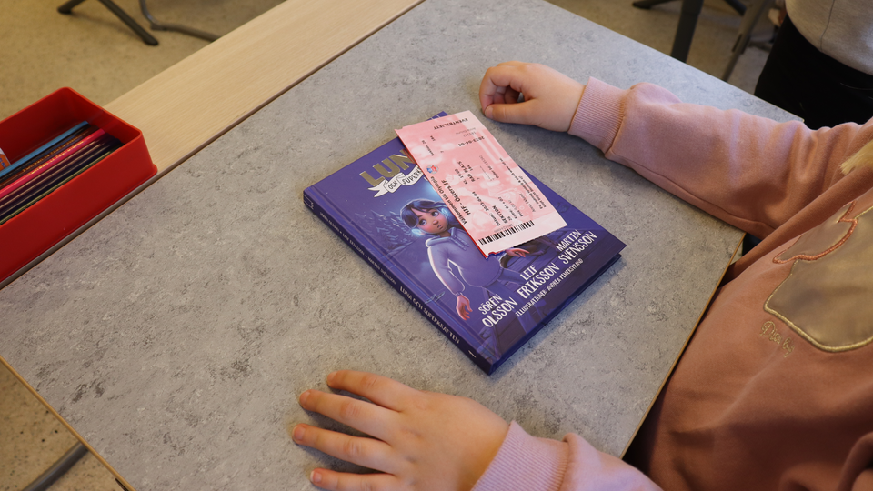 Alla barn fick två biljetter till HIF:s herrlags första match för säsongen samt ett signerat exemplar av boken "Luna och superkraften: Upptäckten".