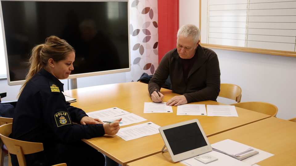 Lokalpolisområdeschef Anna Nilsson och kommunstyrelsens ordförande Peter Lindberg skrev under måndagen under det nya samverkansavtalet och medborgarlöftet som ska gälla i tre år.