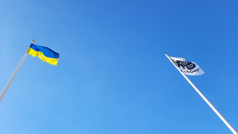 Ukrainas flagga tillsammans med Åstorps kommunvapen utanför kommunhuset i Åstorp.
