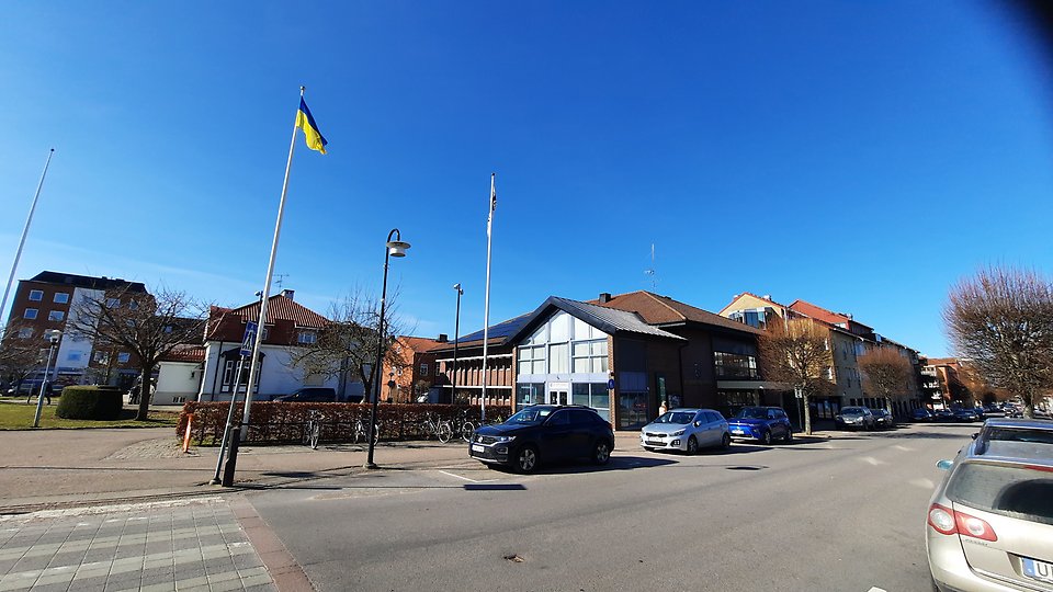 Ukrainas flagga utanför kommunhuset i Åstorp.
