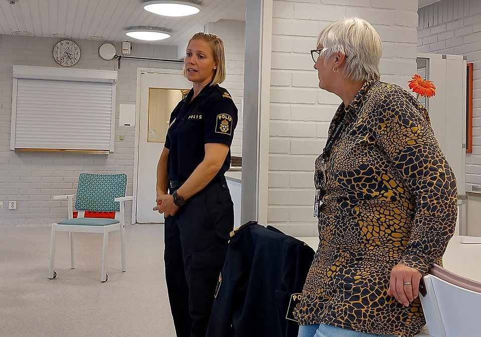 Kommunpolisen Marie Nilsson och aktivitetssamordnare Ellen van Meurs Savbrant 