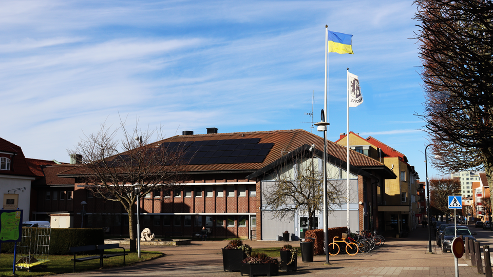 Ukrainas flagga på helstång utanför kommunhuset i Åstorp