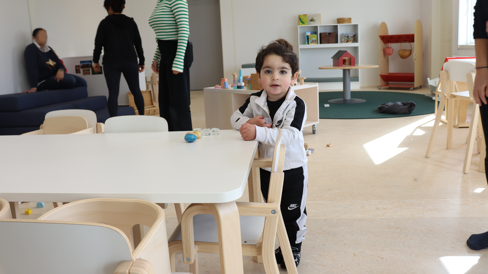 Tvåårige Kemalj var i full gång med att leka med förskolans nya spännande leksaker.