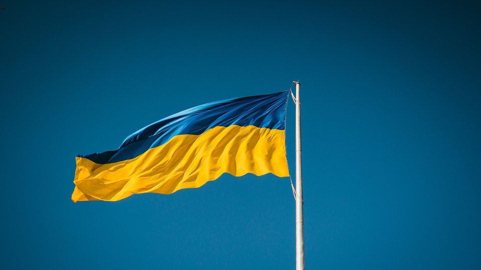 Ukrainas flagga på helstång.