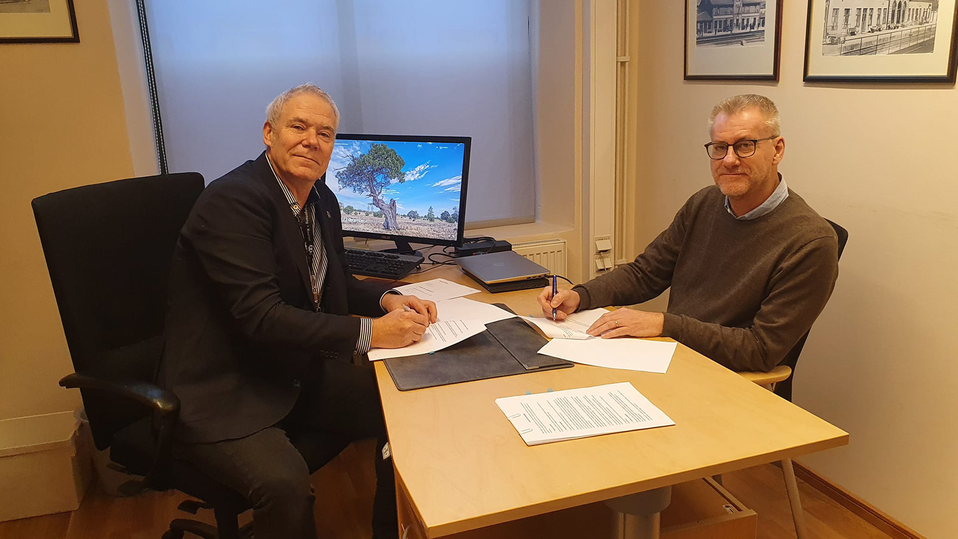 Kommunalråden Peter Lindberg (SD), kommunstyrelsens ordförande och Roger Nielsen (M), kommunstyrelsens 1:e vice ordförande, signerar avtalet med Skånetrafiken som möjliggör att de kommuninvånare som fyllt 70 år kan åka fritt med kollektivtrafiken inom Åstorps kommun.
