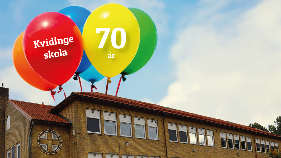 Kvidinge skola med ballonger där det står Kvidinge skola 70 år