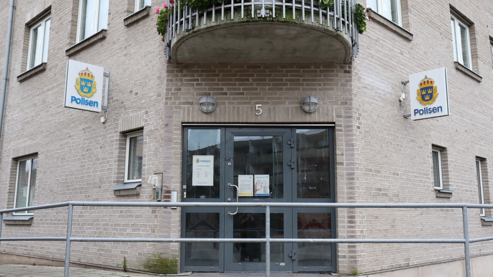 Bilden visar entrén till polisstationen i Åstorp